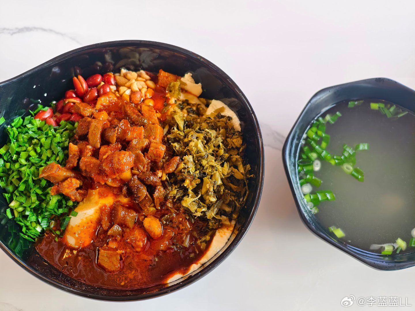 云南芒市小机场的消费也不低啊？一份招牌豆花米线也58块呢！ 