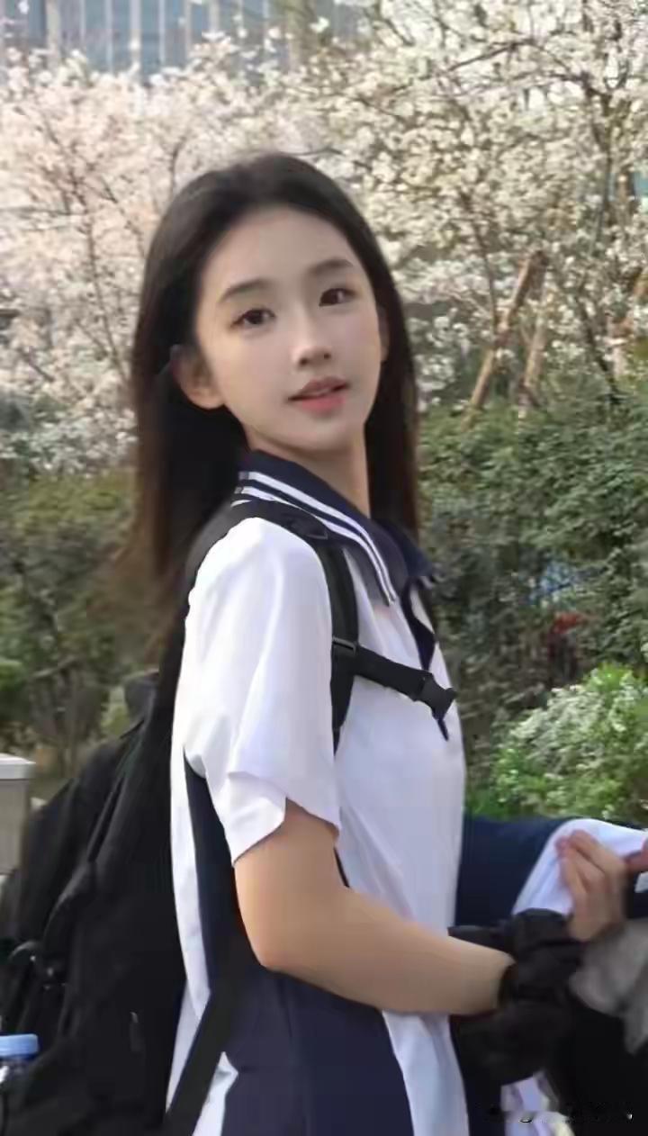 赞黄玉瑶
 
皖园初绽玉瑶芳，
清雅风姿动四方。
疑是仙娥临俗世，
甜眸一笑满庭