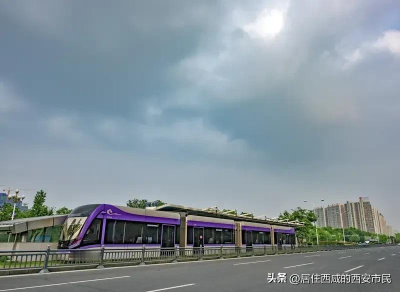 最近路过沣东新城的豫章路，我留意到原本从斗门到昆明池的智轨已经停运，周边的围挡也