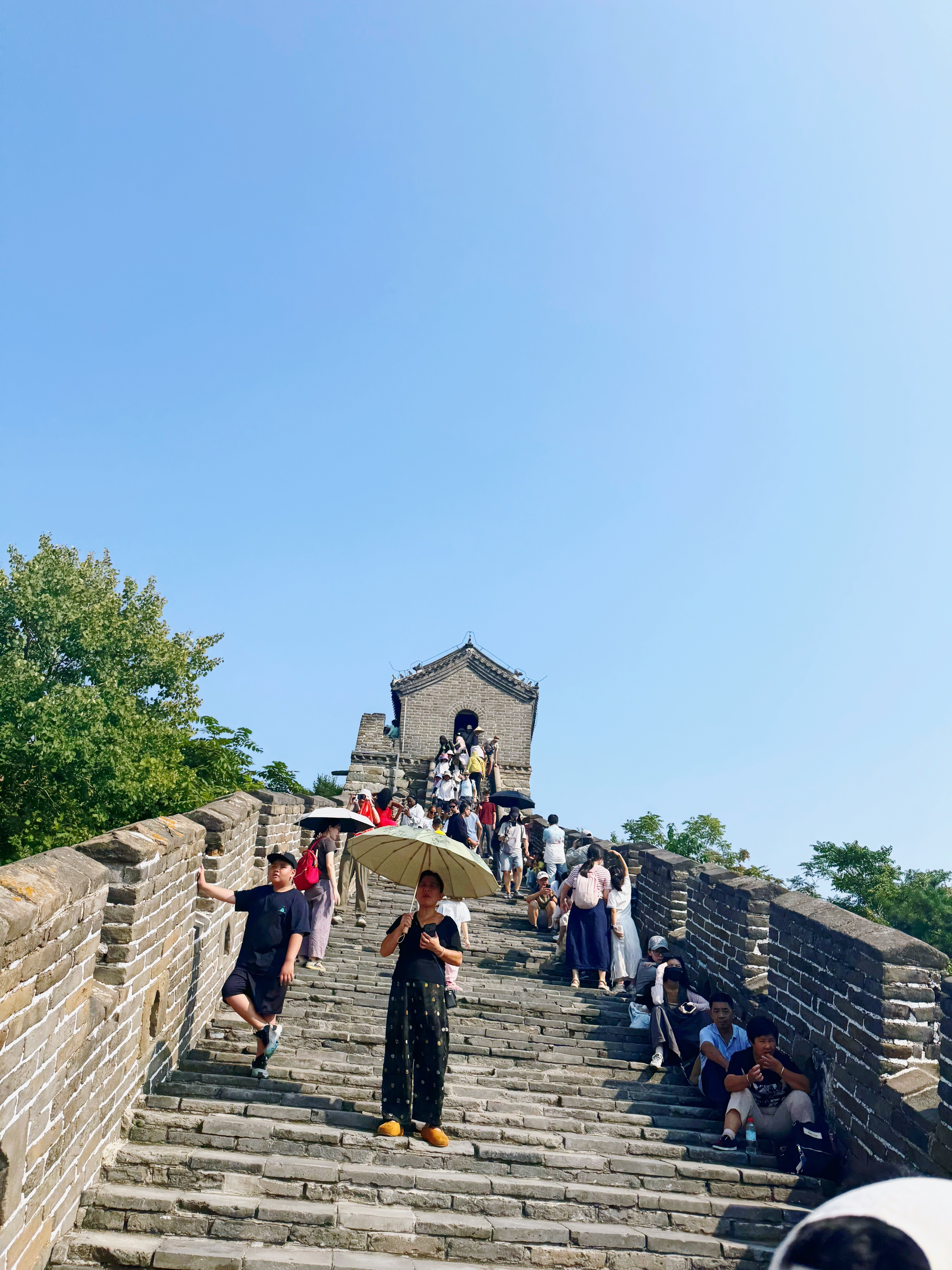 其实我觉得如果每年逛长城的人那么多的话，不如找个地儿再建一个长城……每人带一块砖