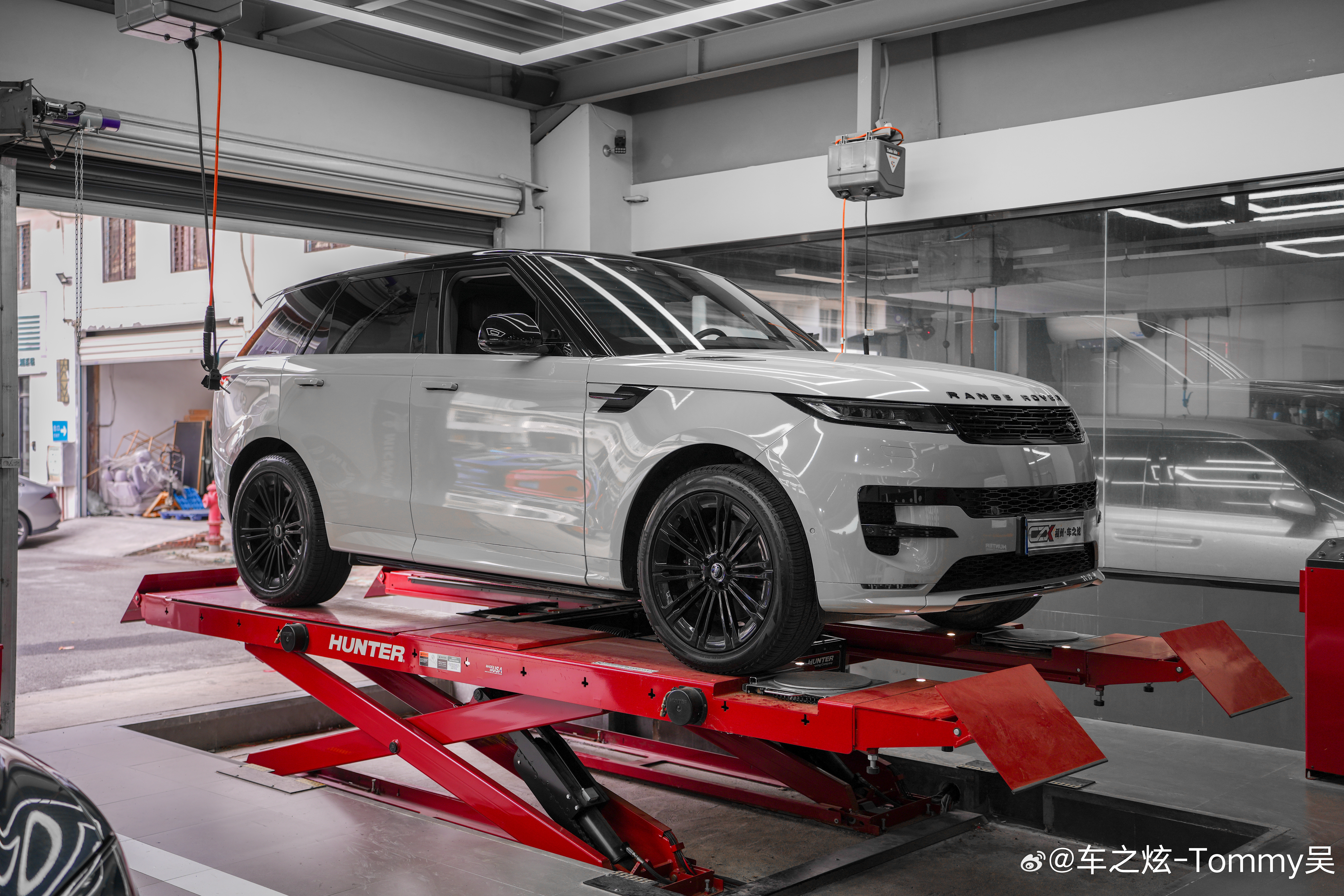路虎揽胜运动四轮定位 通过美国Hunter定位仪与举升机的搭配 得出更精准的底盘