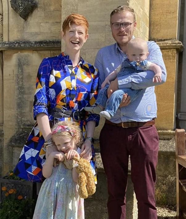 【英国节礼日火海吞噬三口之家，警察丈夫冲火营救被拦心碎】英国格洛斯特郡斯特劳德的