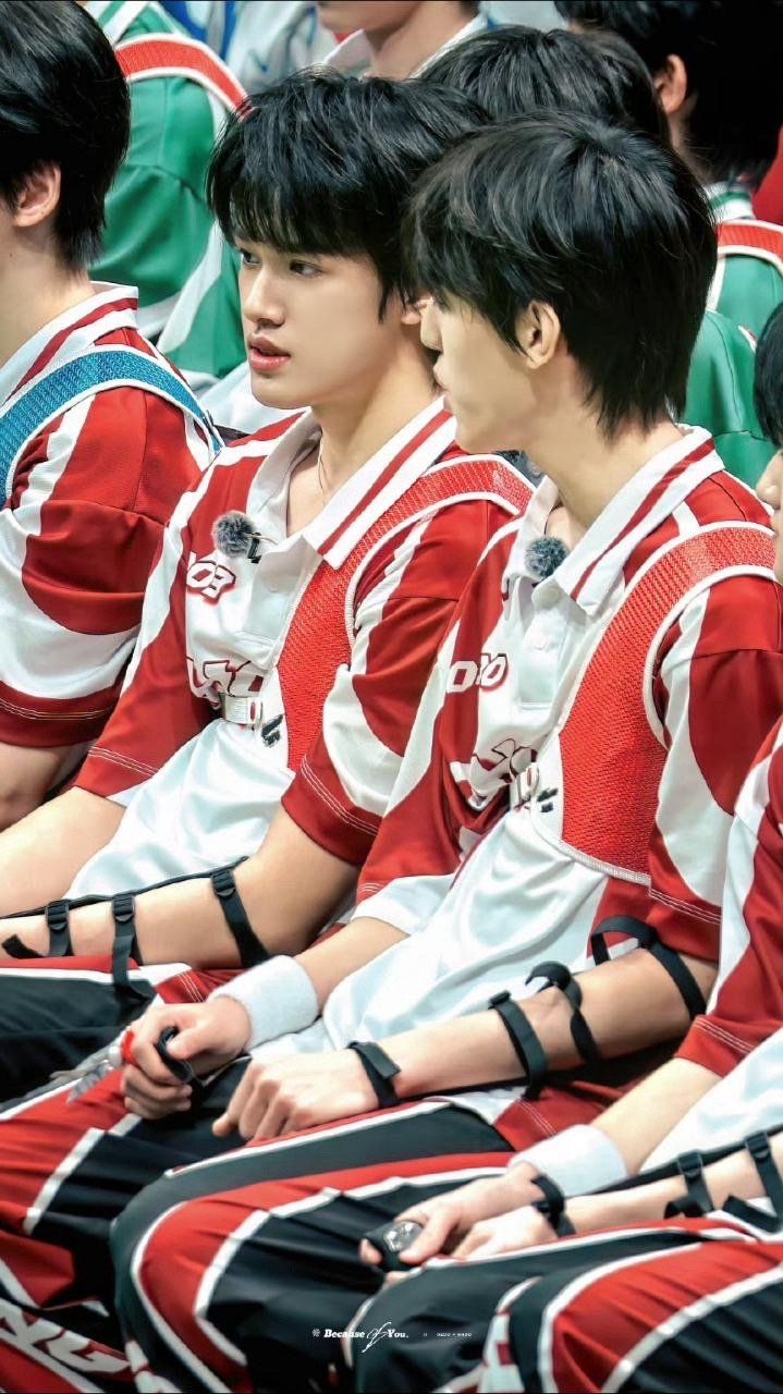 #张泽禹张极 互动# 坐在一起就开始不停讲悄悄话，运动会＆的互动真的好可爱呀🥰