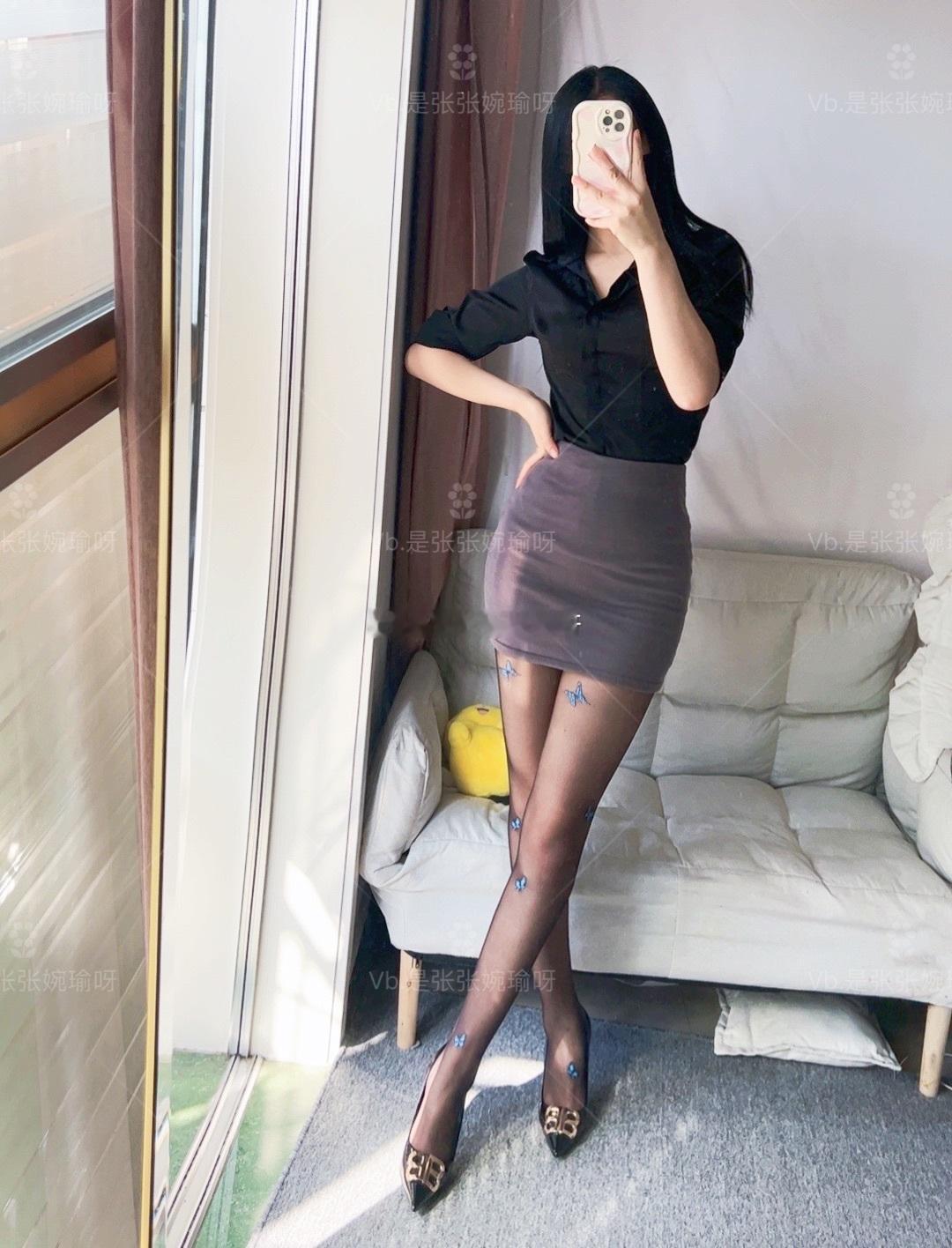 还是品牌的丝质量好一些，这种小店随便买的袜子，质感就是不太好，肤色都不太均匀 ​