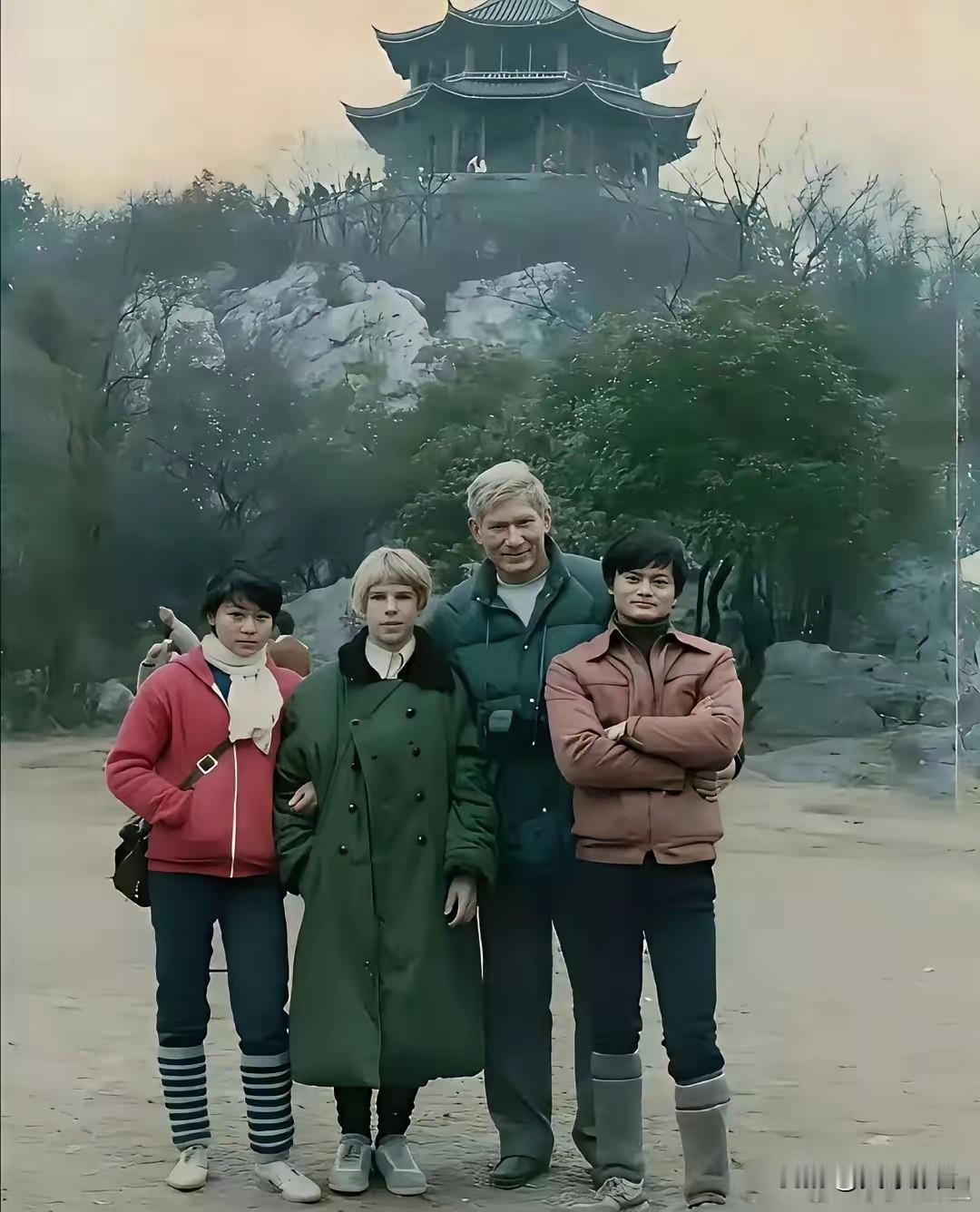 一直都是马云是草根出生，但这张照片看起来不像草根啊，看起来挺有背景的样子！