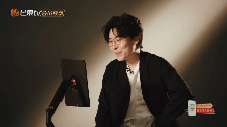 薛之谦建议王啸坤带上自己上披哥得知王啸坤要上披荆斩棘，薛之谦连麦送祝福都不忘给自