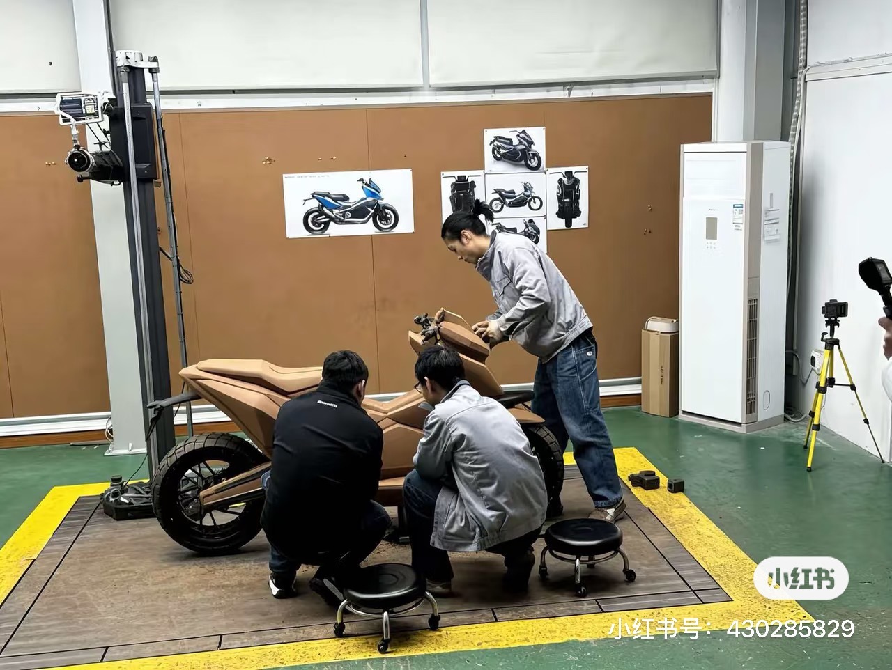 疑似张雪机车踏板泥膜。 