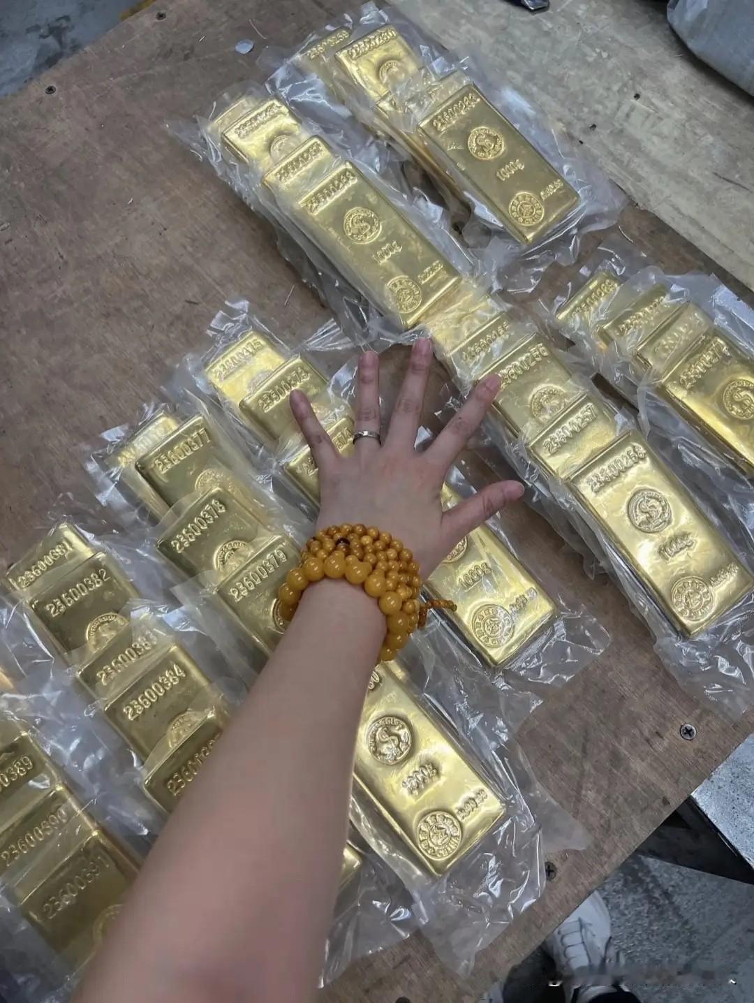 提前跟手里有黄金的朋友说个重要提醒：1月10号这天，无论如何都千万别卖黄金！
