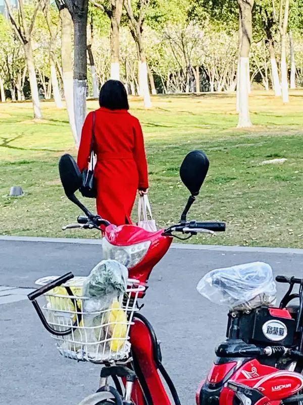 女人味穿衣八个口诀

昨天几个美女同事闲聊，总结出来的几个穿衣宝典！

1、红衣