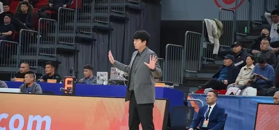 连赢两场球，网络上仍是一片不满意的声音。山东高速男篮在季前赛先是以74比68赢了