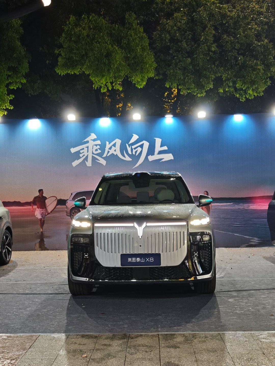 现在车企参加地方政府举办的活动，基本都是派新能源车出了。在武汉江边这次有岚图、别