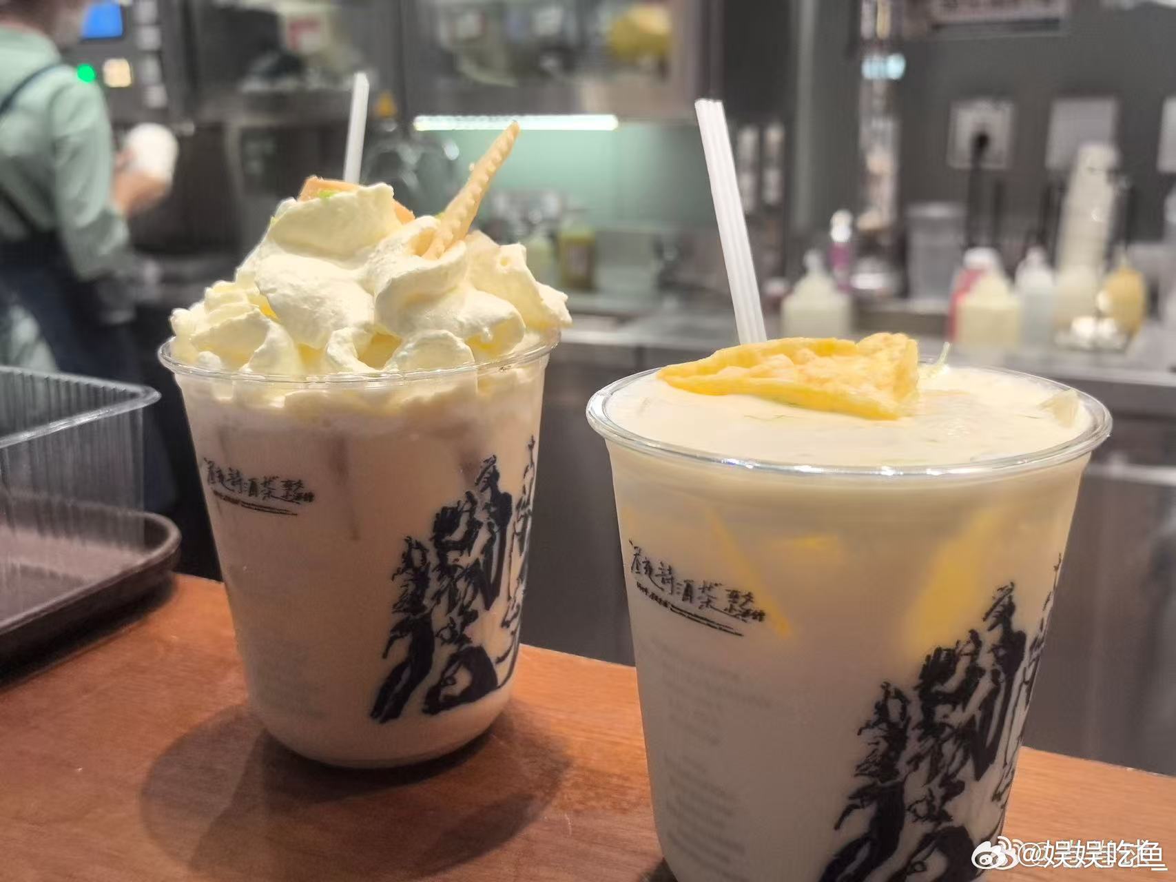 立秋第一杯奶茶的受益者出现了 刚才在奶茶店排队，前面的男生直接给后面的女生递了杯