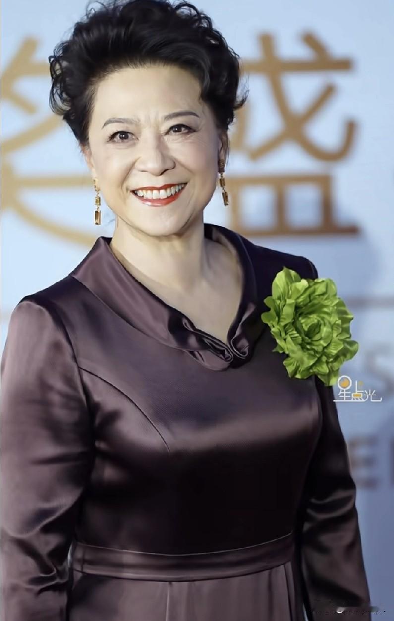 76岁的王馥荔高清生图也美！76岁看着像50岁的状态！端庄大气，这种优雅气质与生