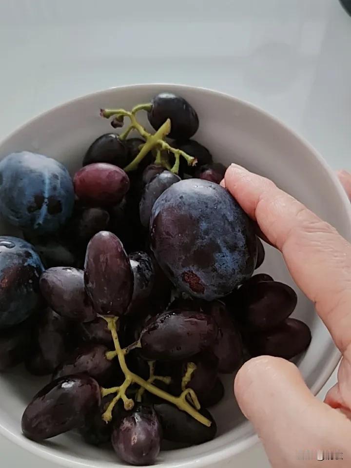 我在新疆某地，集市最近的葡萄，不管是什么品种，统统每公斤五、六块，这种农户家来集