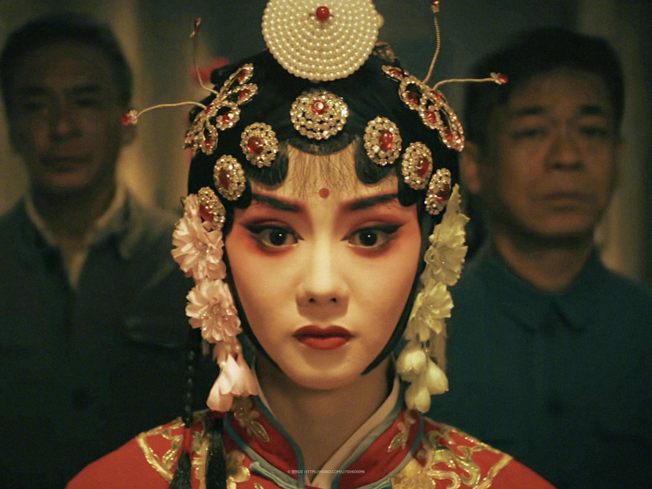 刘浩存穿了4套非遗在身上 以前觉得非遗是博物馆里的老古董，结果穿在刘浩存身上一下