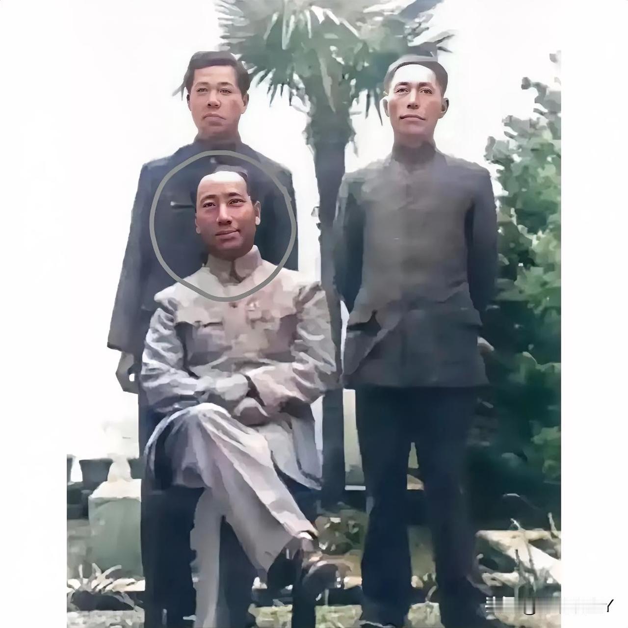 这才是1943年军统副局长戴笠在重庆梅花山别墅前的真实貌相，不是演戏，也不是某演