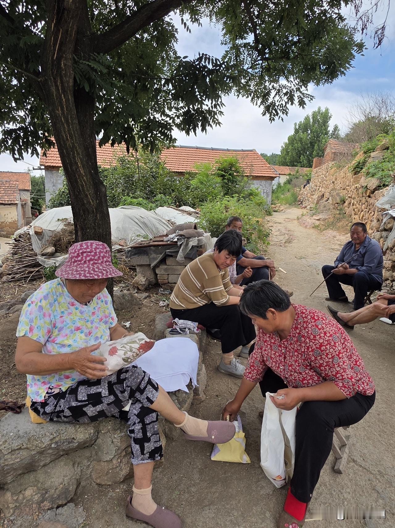 今天上午跟老人们说了两个观点，不知他们高兴不高兴……

有人的地方就有江湖，有江