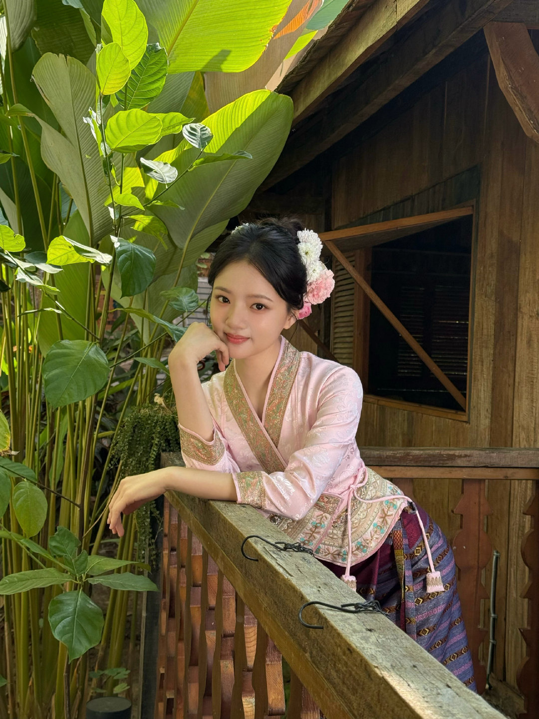 任敏跳傣族舞刷到任敏五哈跳了傣族舞哎，手长脚长跳起舞来感觉就是不一样💃🏻 