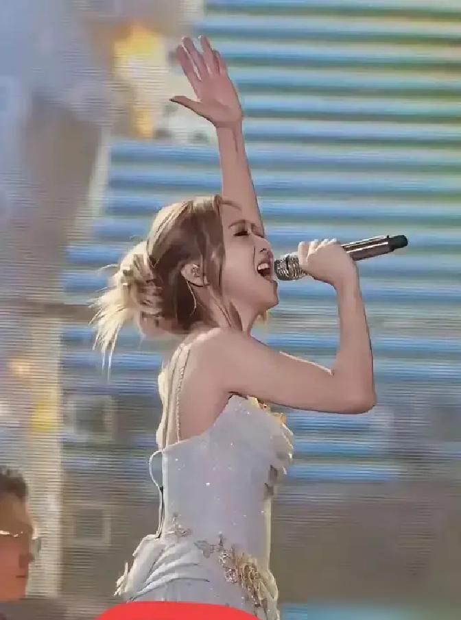 薛凯琪44岁演唱会，穿“尿不湿”被骂低俗！结果黄牛票暴涨三倍，竟一票难求，座无虚