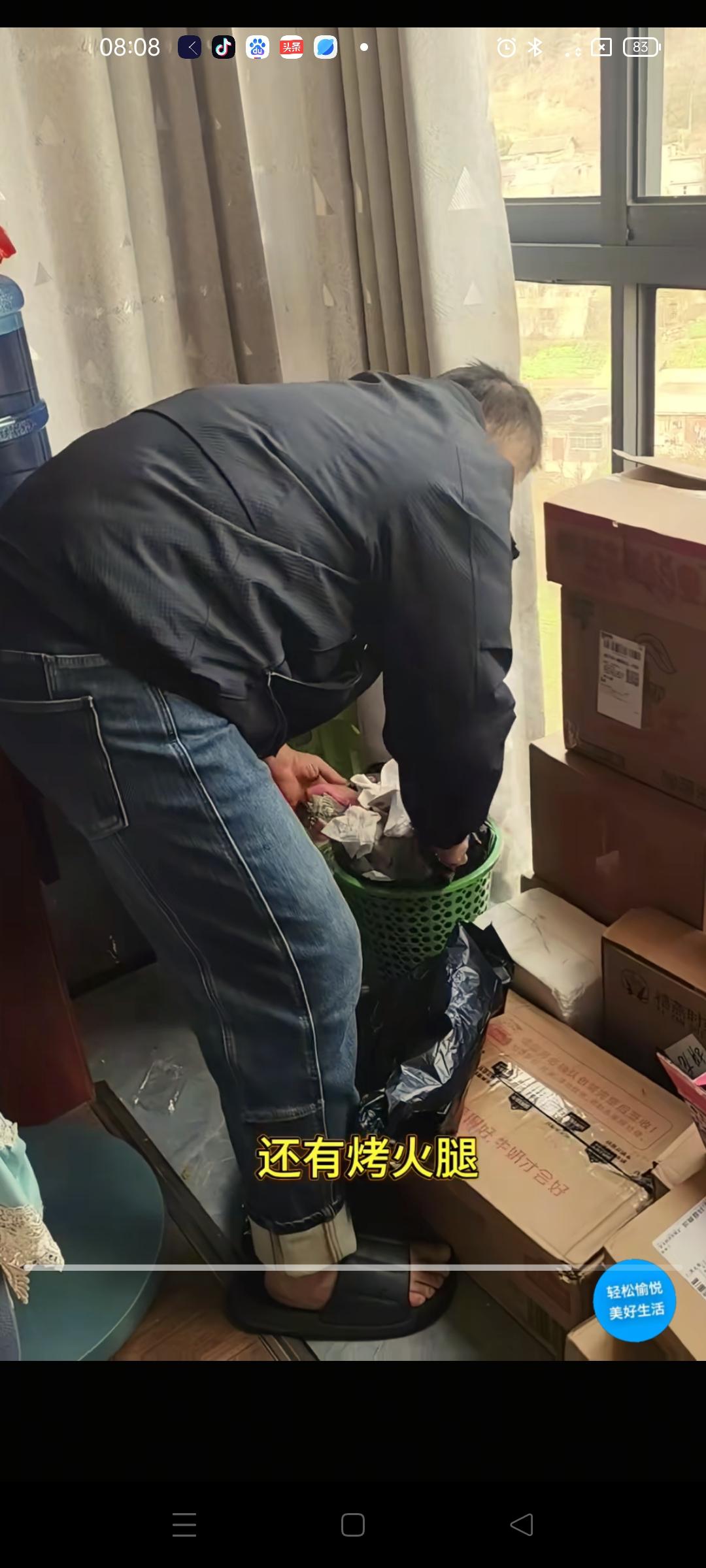 胡龙回到家里一刻也不闲着，早上都是做好了饭等着两个妹妹起来吃，然后又是洗衣服，又