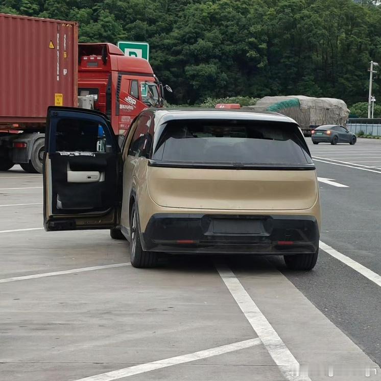 这都已经开上了？[思考]看着好宽啊，感觉长宽高是一样的[二哈]BREAD CAR