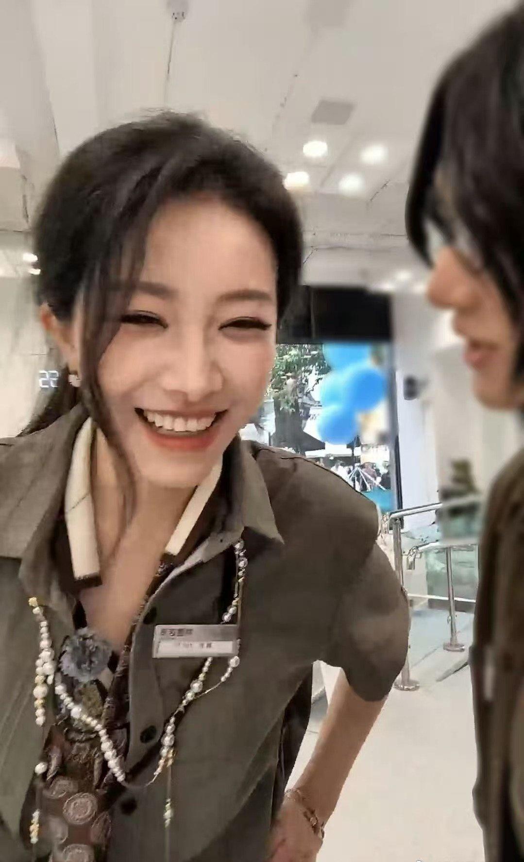 直播里鲜活的一面，喻言剪发干脆利落，蹲地休整片刻，温柔挥手和大家道别。 ​​​