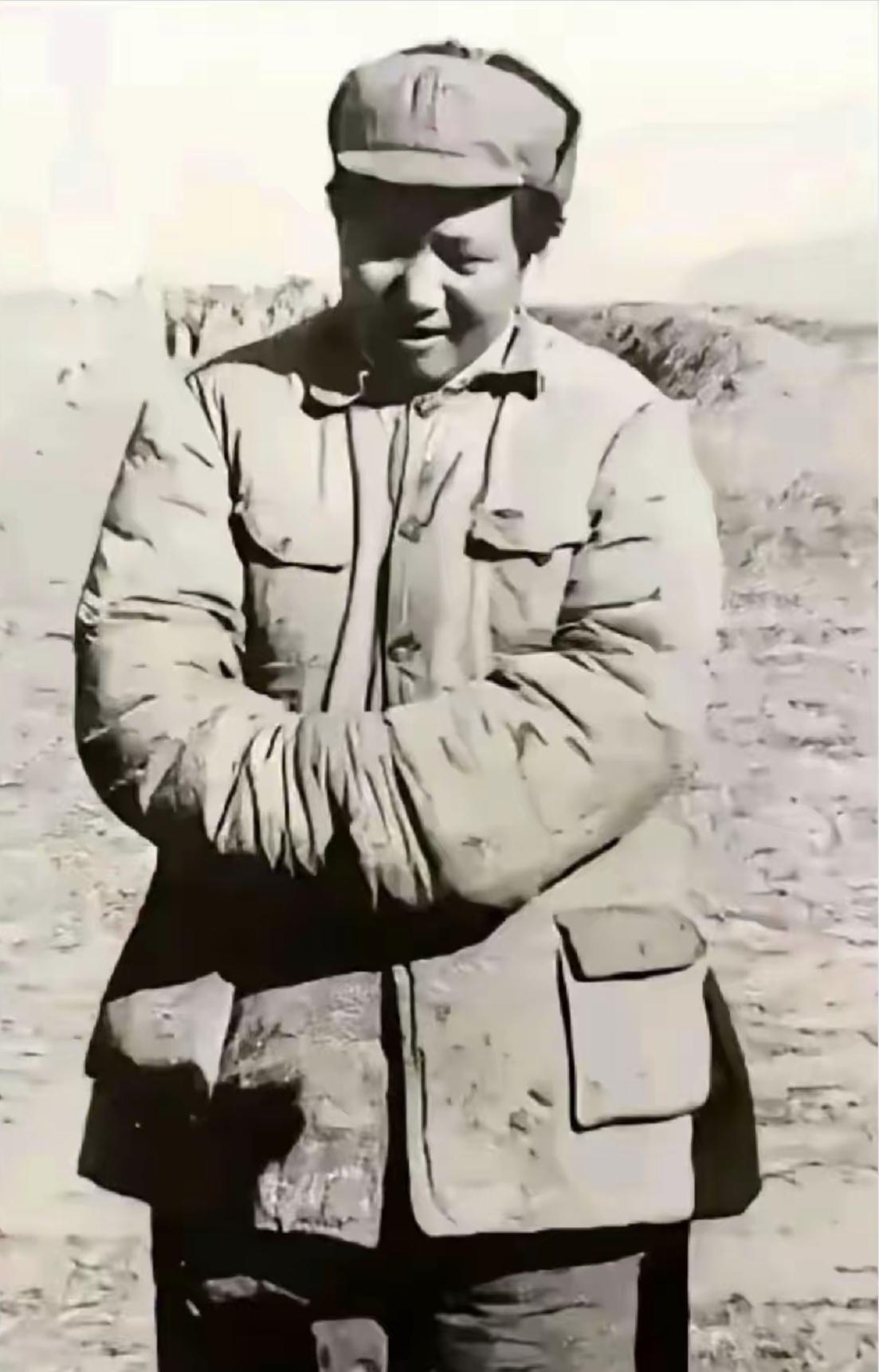 那时，毛主席穿着一身旧棉衣，把手揣在衣袖里，朴素的就像一老百姓。是的，他不需要西