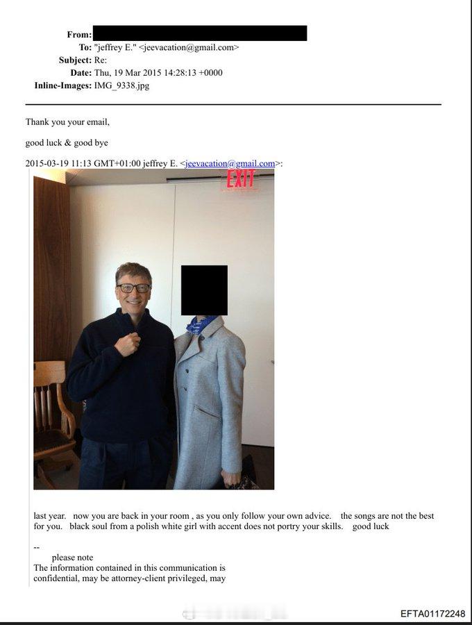 比尔·盖茨在爱泼斯坦档案中与一名女孩合影，后者的脸部已被涂黑。图注：“一个有口音