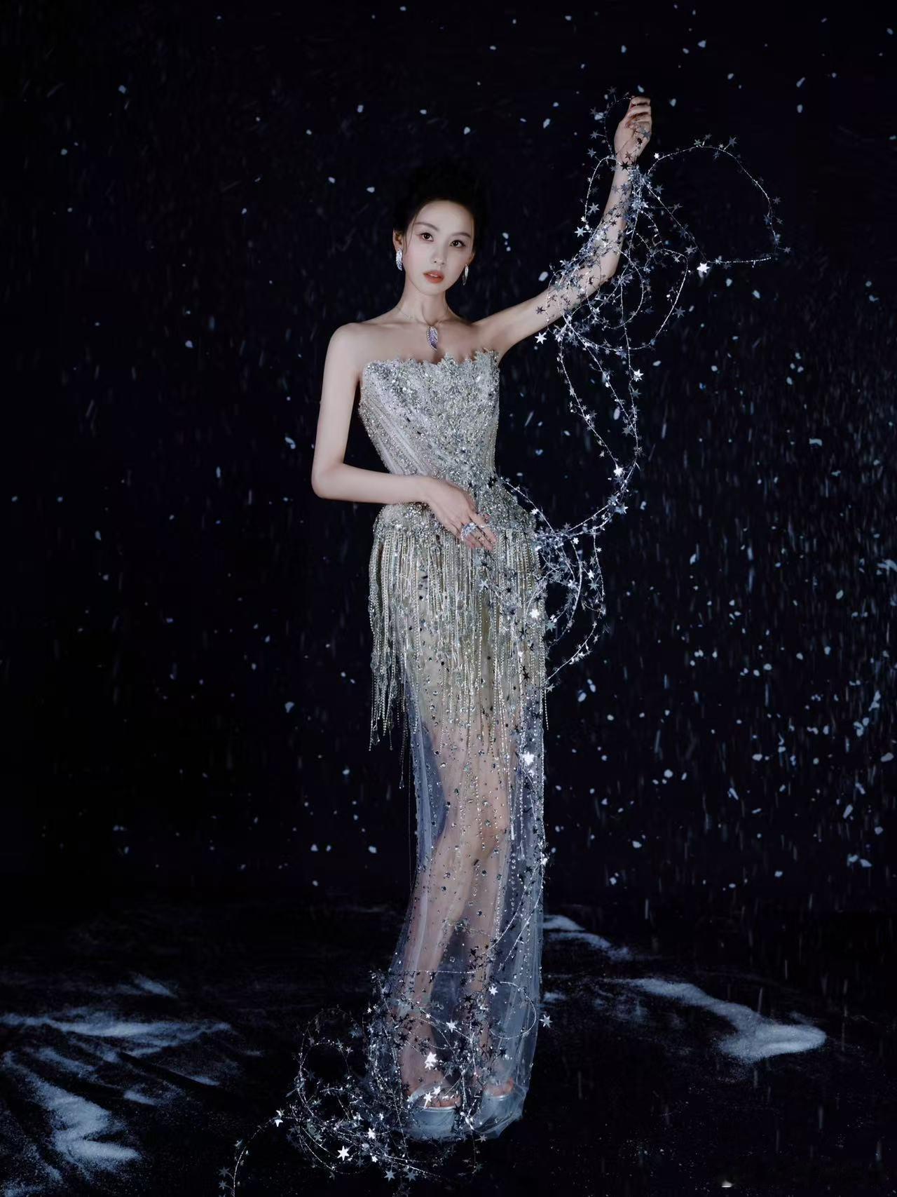 陈都灵银色流苏裙 谁懂啊！陈都灵穿这身出场我直接瞳孔地震，流苏晃起来全是流光，清