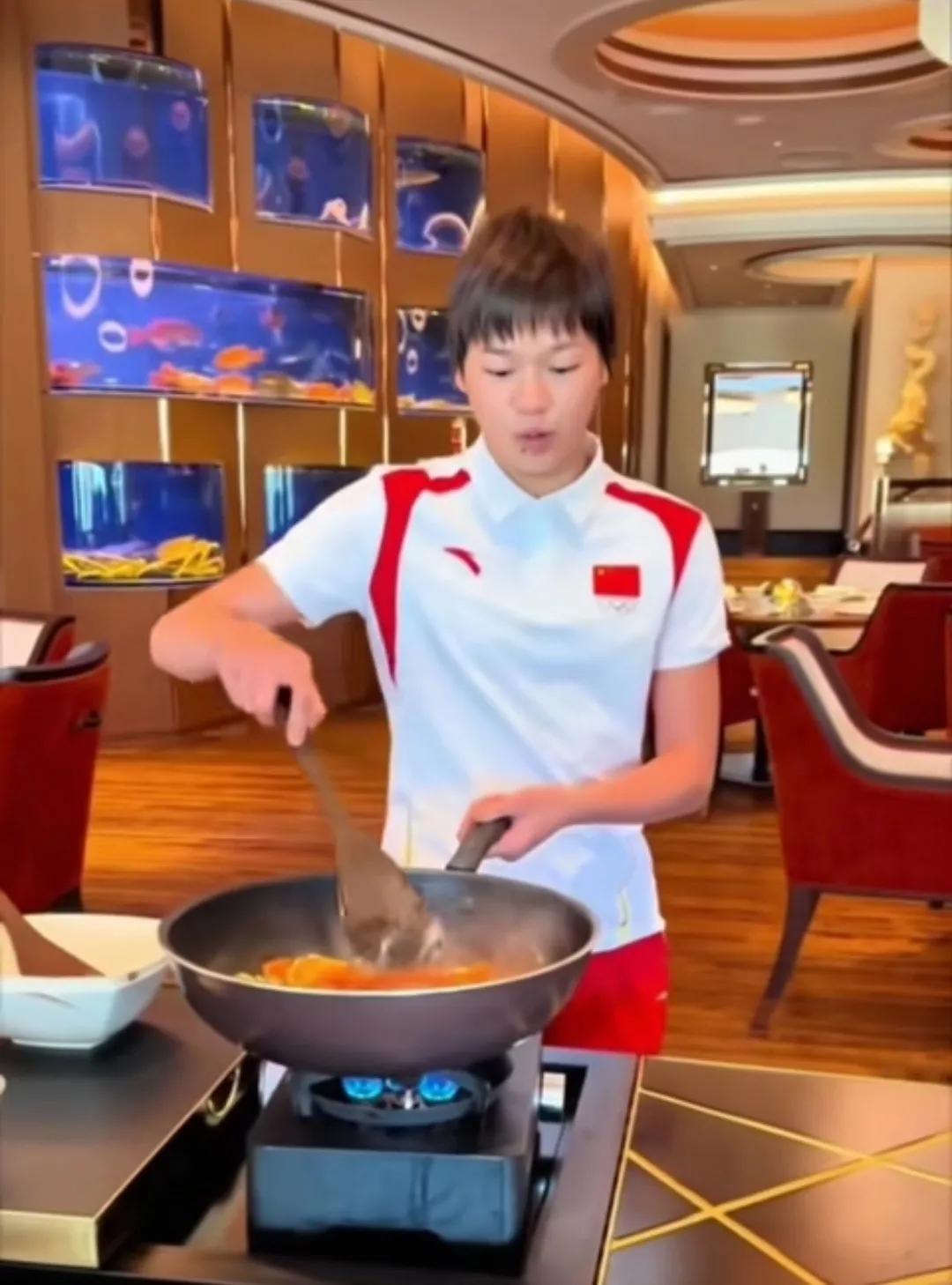 全红婵上灶台做西红柿炒鸡蛋。