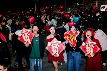 展望2026广州塔的跨年氛围被加多宝拉满！财神天团边走边碰罐，路人纷纷加入 “接