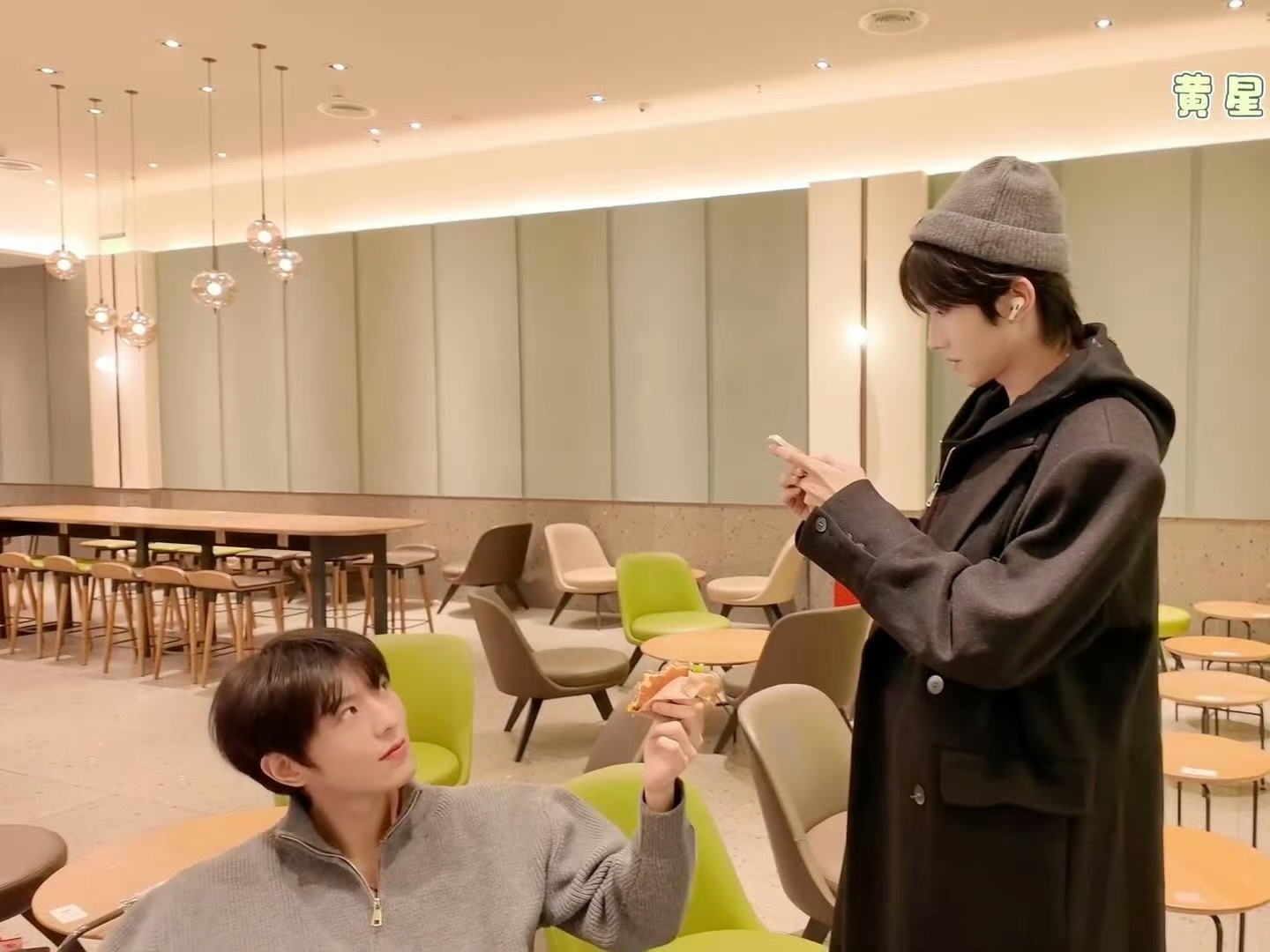 ⭐ ⭐ 我觉得这个氛围很美好很甜他俩给人的感觉就像是永远在热恋期，有一种小情侣分