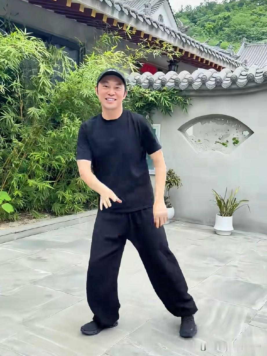 刷头条时刷到了几条沙溢减肥成功后跳舞的视频。从视频里看，他减肥后确实变帅了，不过