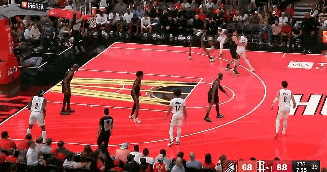 五佳球！夏普这球终于找回场子了！
在今天NBA季中锦标赛开拓者对阵火箭的第三节比