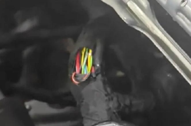 某新能源品牌车主爆料，自己的车高速出现了失速，于是回到4S店检查，结果发现了线束