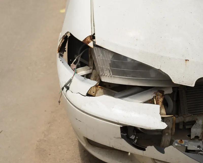 12月25日湖南，女子开车遇红灯，男子提醒红灯让减速女子没踩刹车撞车，女子在男子