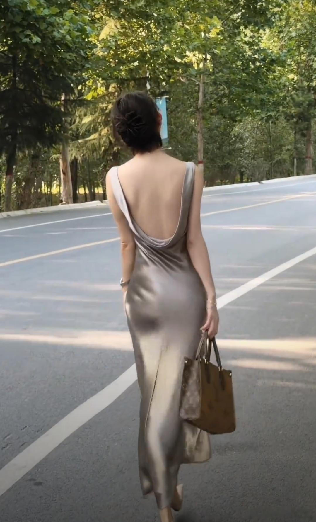 洋洋高锐·人可老◎跟着她走走……停停一个小时的尾随看见她……入了小巷◎此时此刻我
