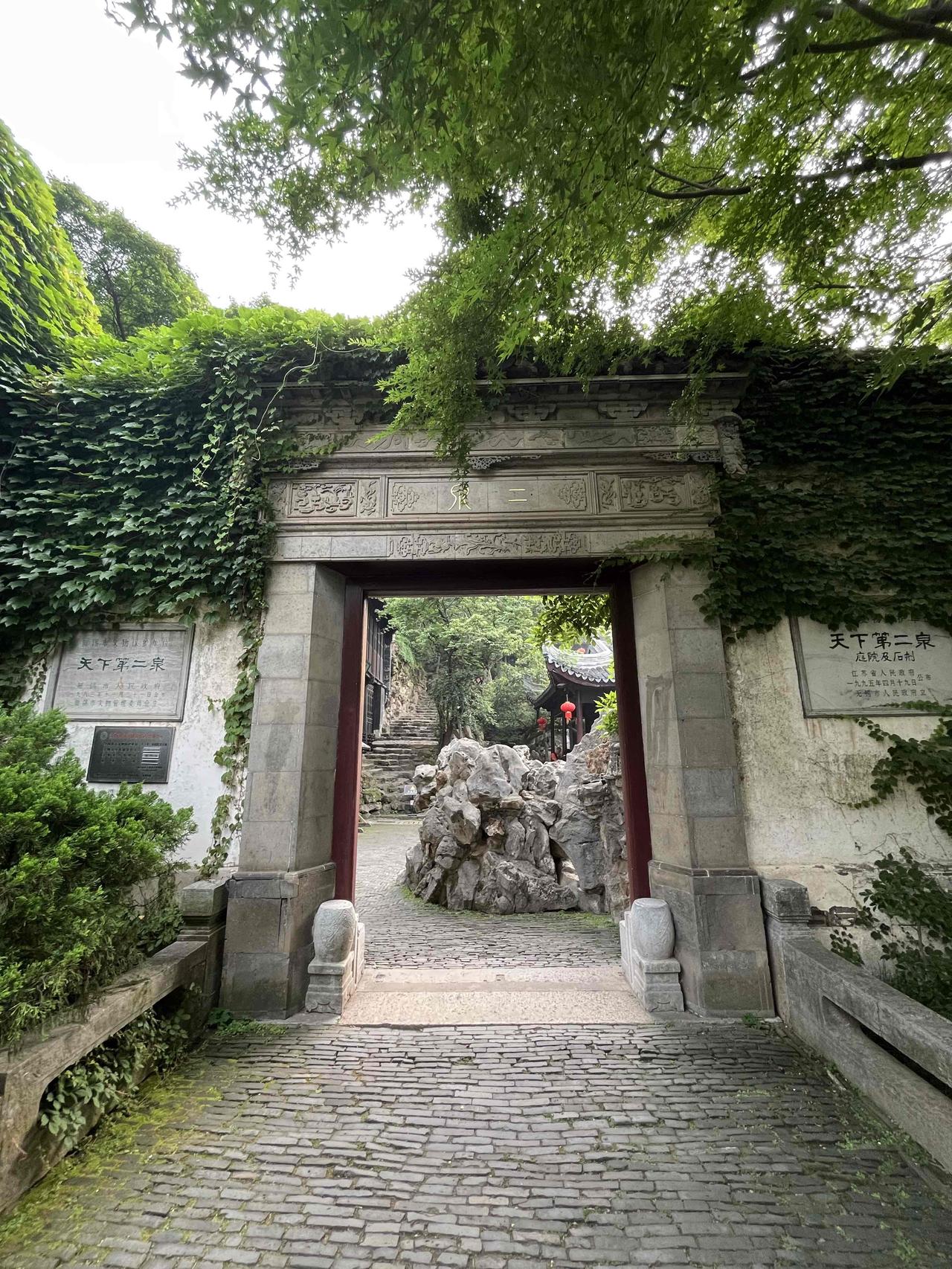 天下第二泉：
它是江南茶文化地标，
它开凿于大唐大历年间，
它是名副其实的千年名