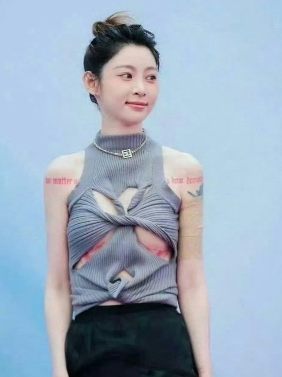 痞幼生图状态好好，这衣服设计的有点复杂，这怎么穿啊？ 
