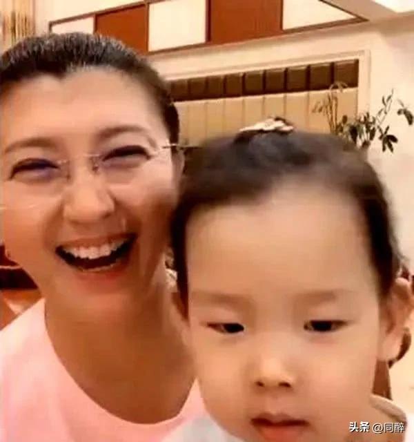 门三和小女儿共同出镜拍视频，本应该是件极其平常的事情，但网上却盛传她这是以此为要