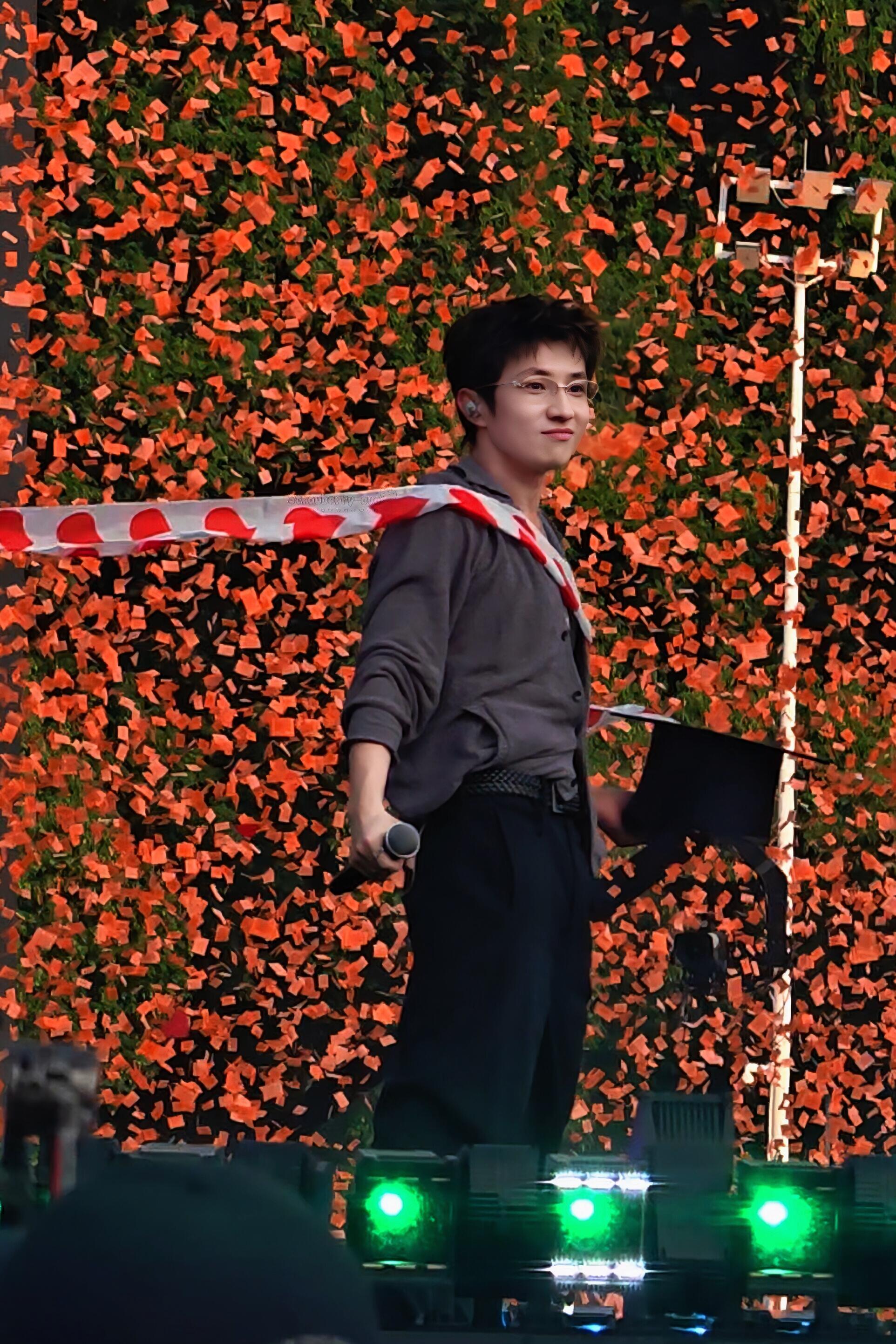 王一珩18岁vs21岁王一珩18岁vs21岁反差直接戳我！当年种地吧软乎乎卷毛小