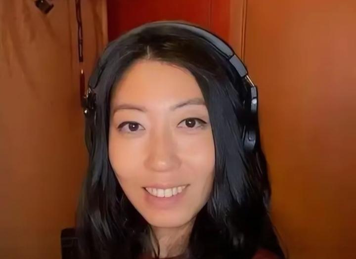 曲婉婷，42岁，黑龙江省哈尔滨人，毕业于加拿大圣力嘉学院，中国创作女歌手。

曲