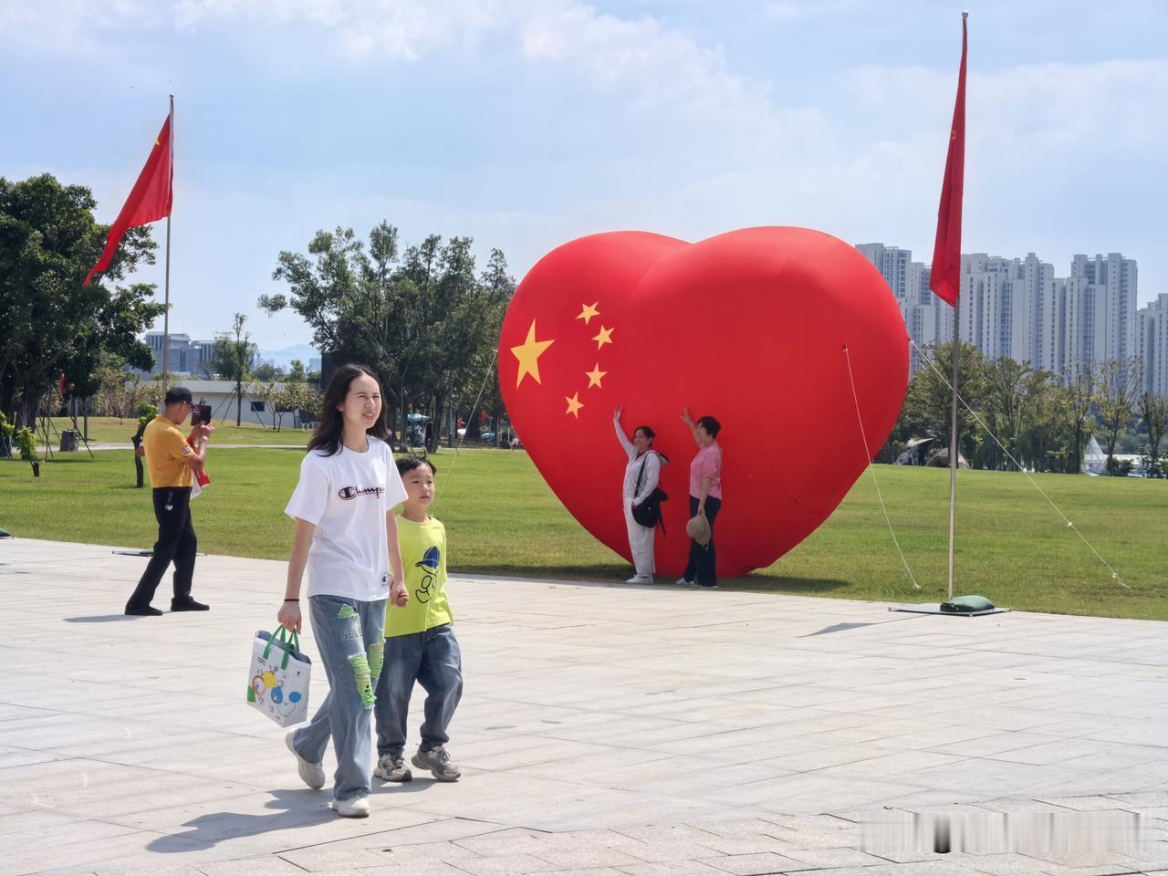 国庆期间，旗山湖公园处处都是大片的赶脚！ 10 月 6 日，福州秋高气爽，阳光明