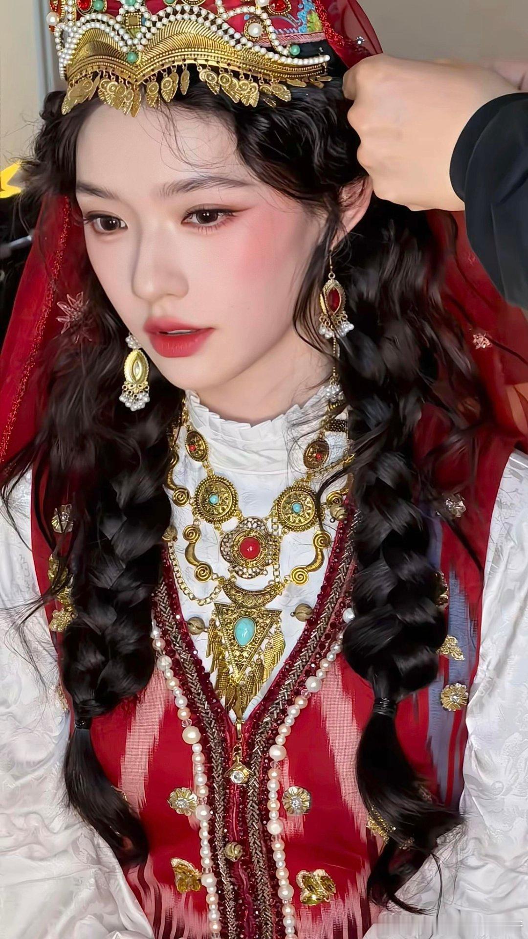 林允宇闪2造型林允和红色的适配度林允宇闪2异域风造型好美啊，肉眼可见的明媚与活泼