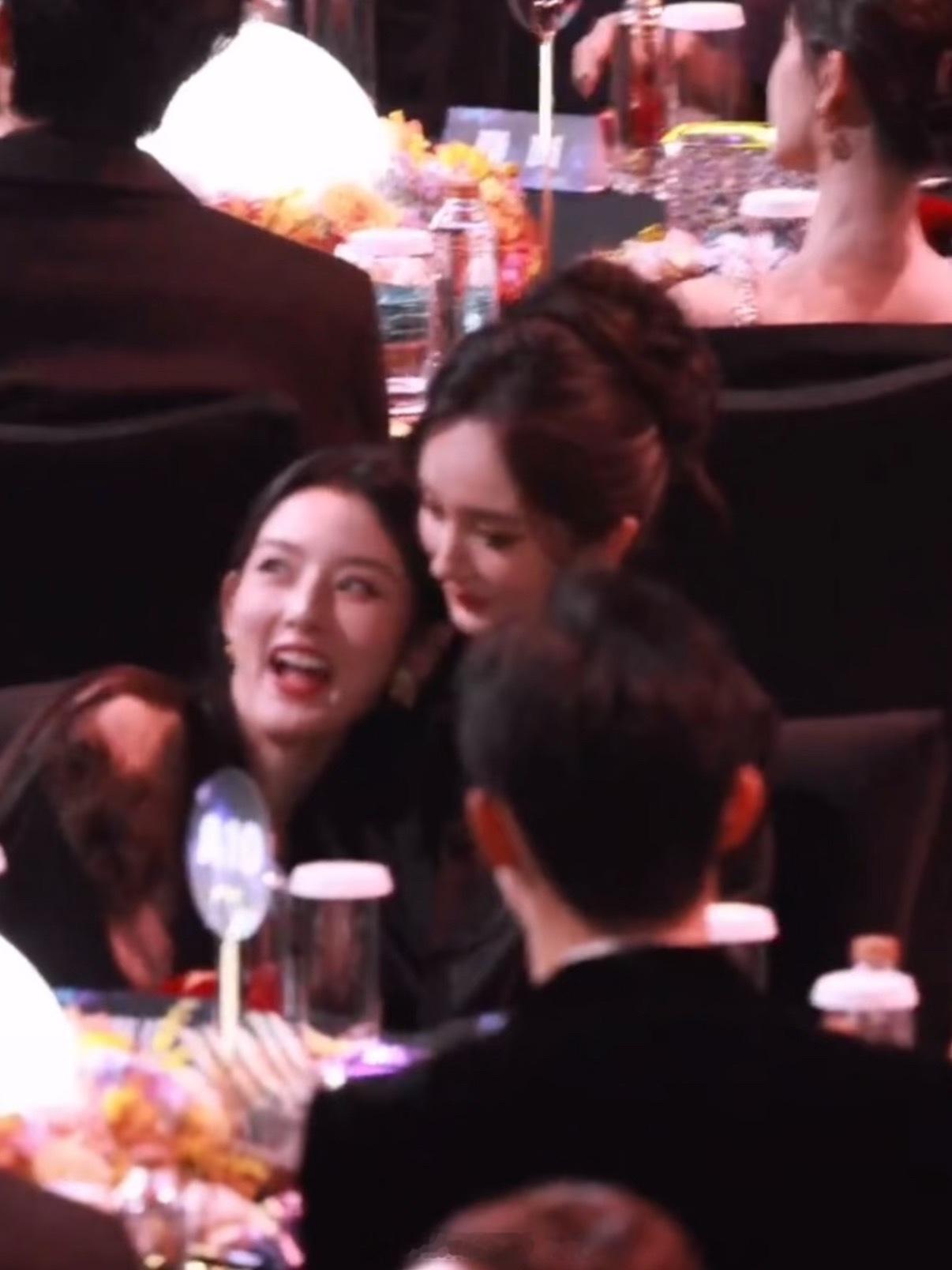 杨幂和她的小娇妻宋祖儿！杨幂把宋祖儿搂怀里了2025爱奇艺尖叫之夜