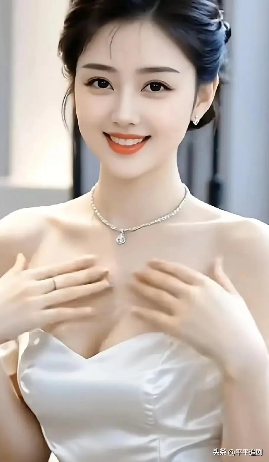 什么年龄段的女人最有女人味?
白缎裹着柔光，钻石项链轻垂颈间，眉眼弯弯的笑意里，