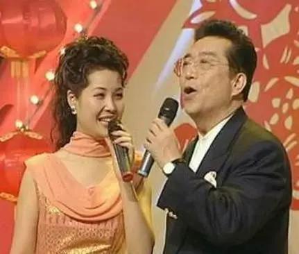 双江和梦鸽，
相差岁数多。
恩爱几十载，
台上同唱歌。