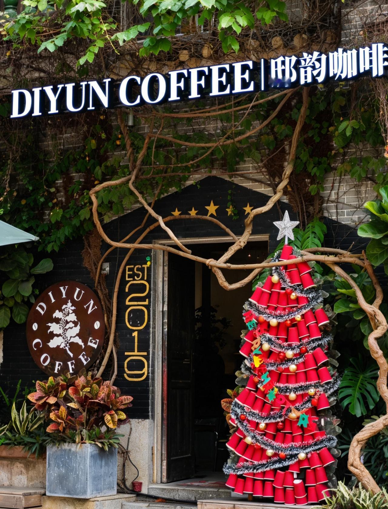 古镇藏绝美咖啡店！招牌绿植超好拍
📍广州 沙湾古镇-邸韵咖啡店招牌和门口绿植