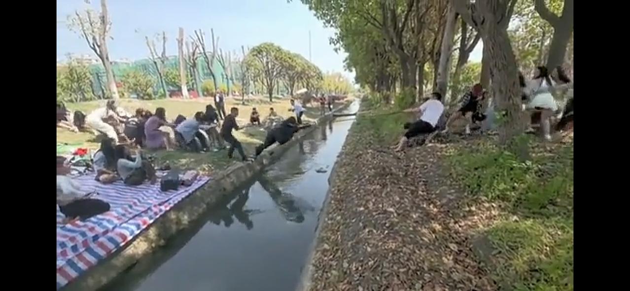 这才是拔河该有的样子，无路可退，也无中立的可能，要么取胜，要么被俘虏。