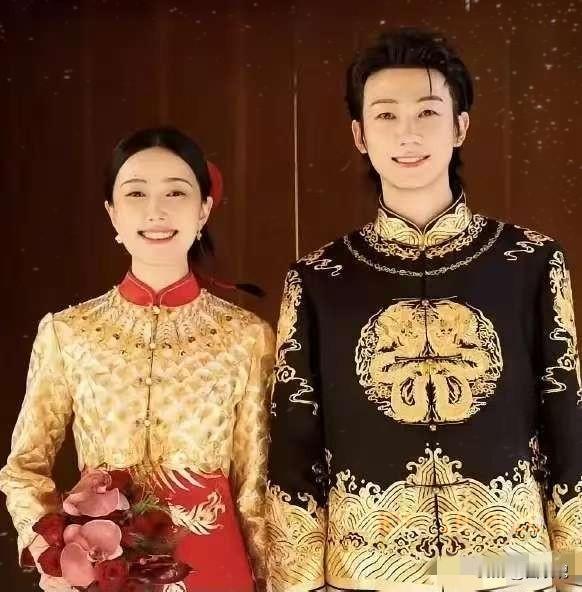 白举纲晒婚礼！
好奇查了一下他的妻子，
不查不知道，白举纲的妻子居然是一位圈外人